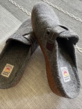 Earth Spirit women’s Gray Felt Slip-On Clogs with Brown Accents